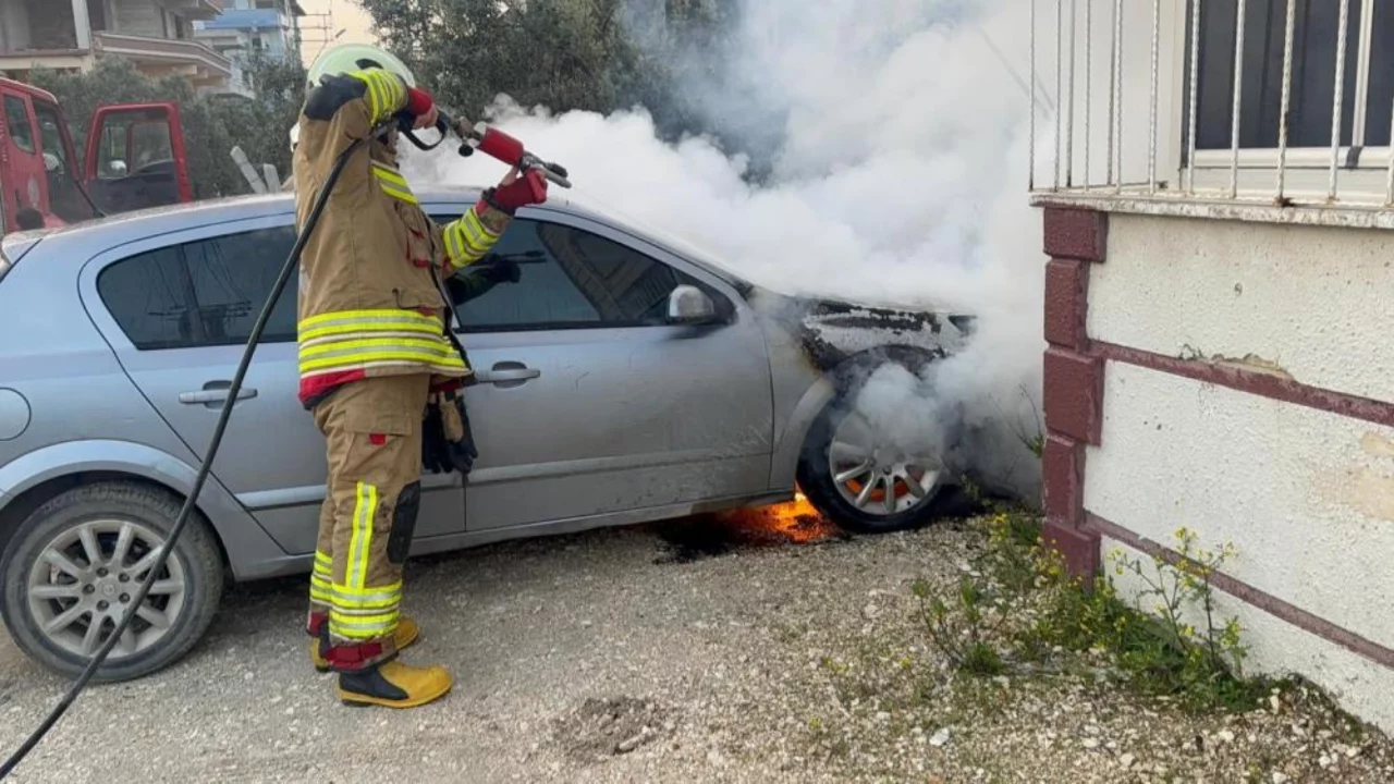 Hatay'da park halindeki otomobil alevlere teslim oldu