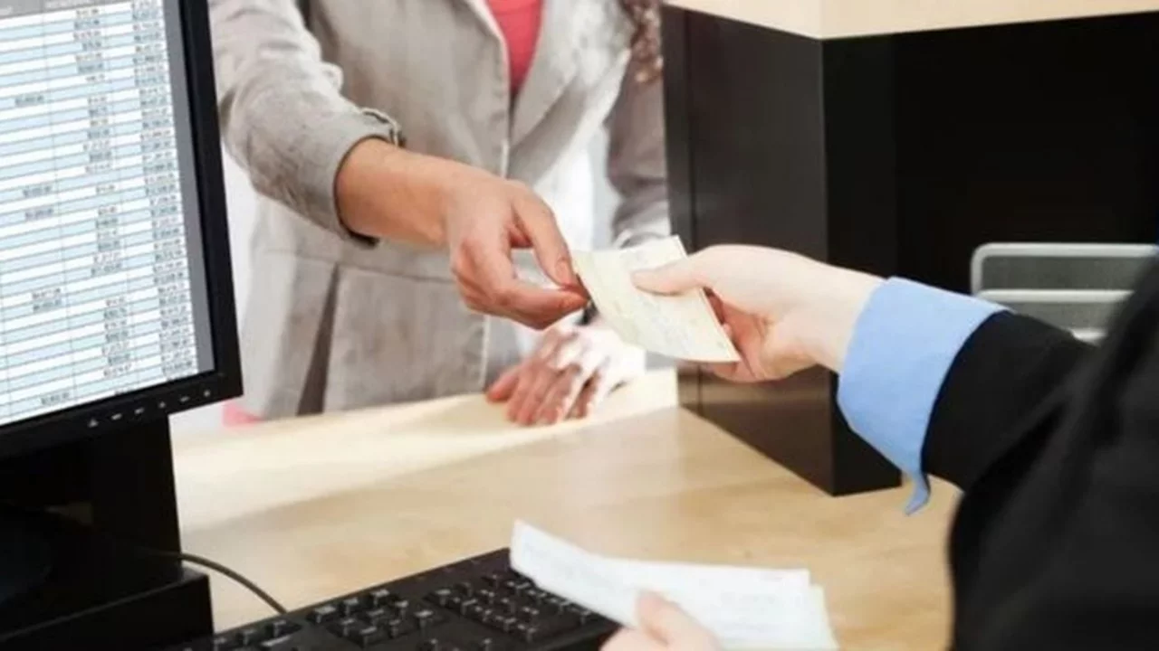 Arefe g&uuml;n&uuml; bankalar a&ccedil;ık mı 2026? Yarın bankalar &ccedil;alışıyor mu, ka&ccedil;ta kapanıyor?