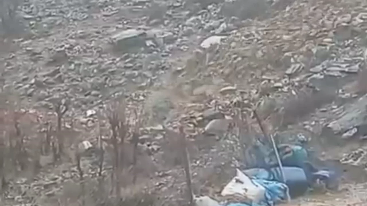 Bitlis'te heyelan k&ouml;y yolunu kapattı