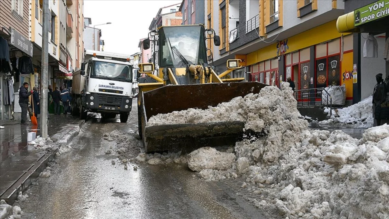Kars'ta kar ve buz k&uuml;tleleri yerleşim yeri dışına taşınıyor