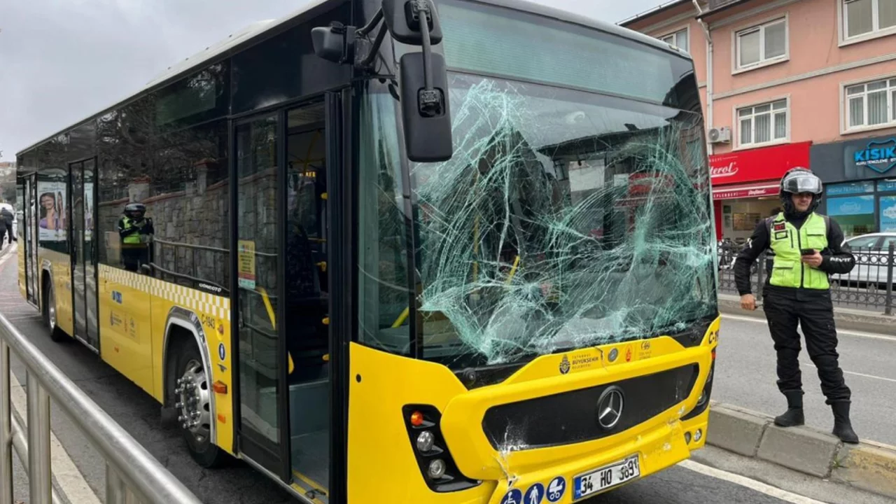 2 İETT otob&uuml;s&uuml; &ccedil;arpıştı!