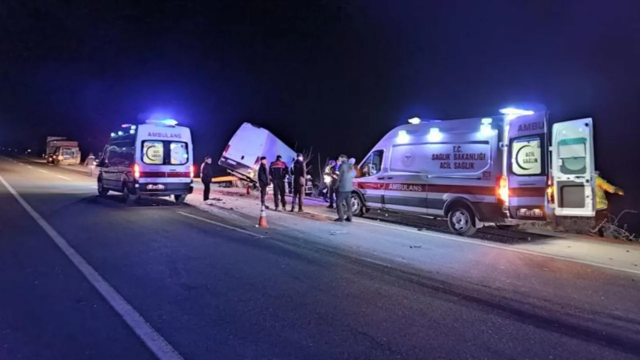 Edirne'de feci kaza: Tıra arkadan &ccedil;arpan kamyonette 2 &ouml;l&uuml;, 1 yaralı