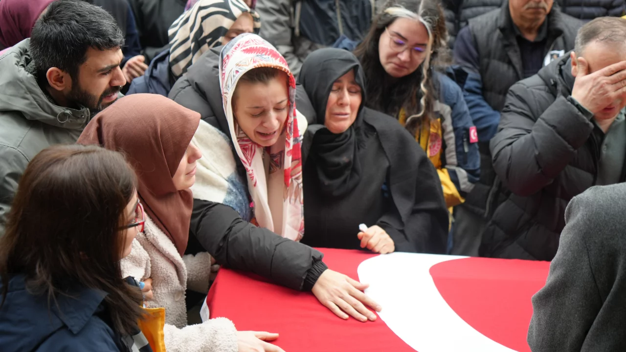 Vakaya giderken kazada hayatını kaybeden ambulans s&uuml;r&uuml;c&uuml;s&uuml;ne h&uuml;z&uuml;nl&uuml; veda