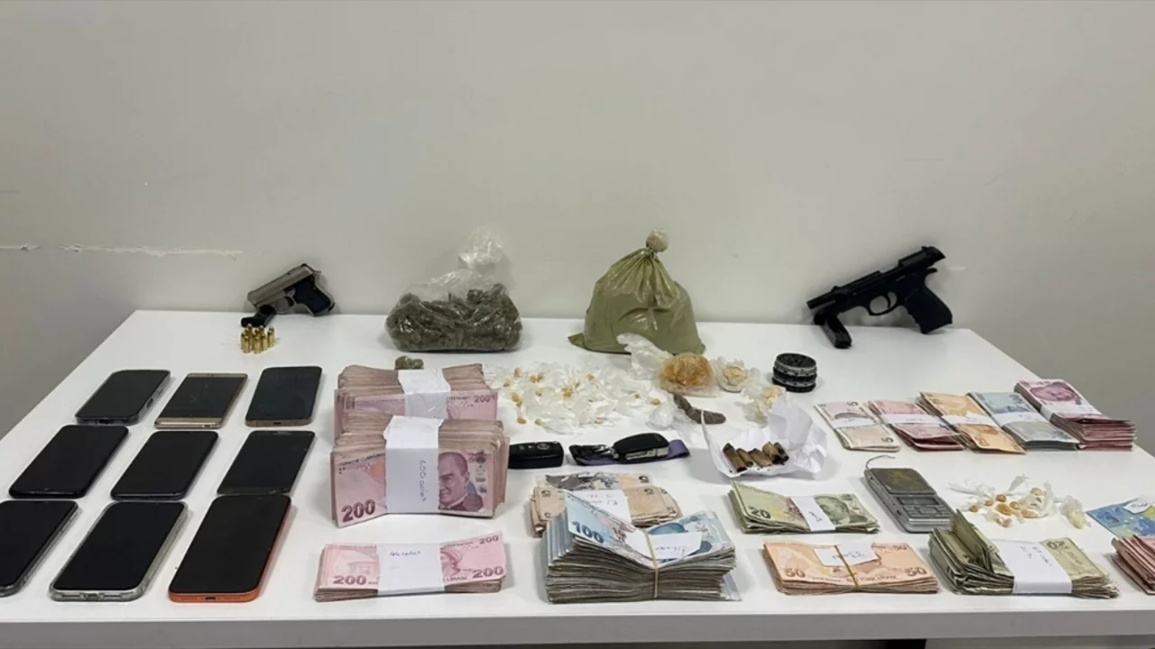İstanbul'da uyuşturucu operasyonunda yakalanan 5 zanlıdan 2'si tutuklandı
