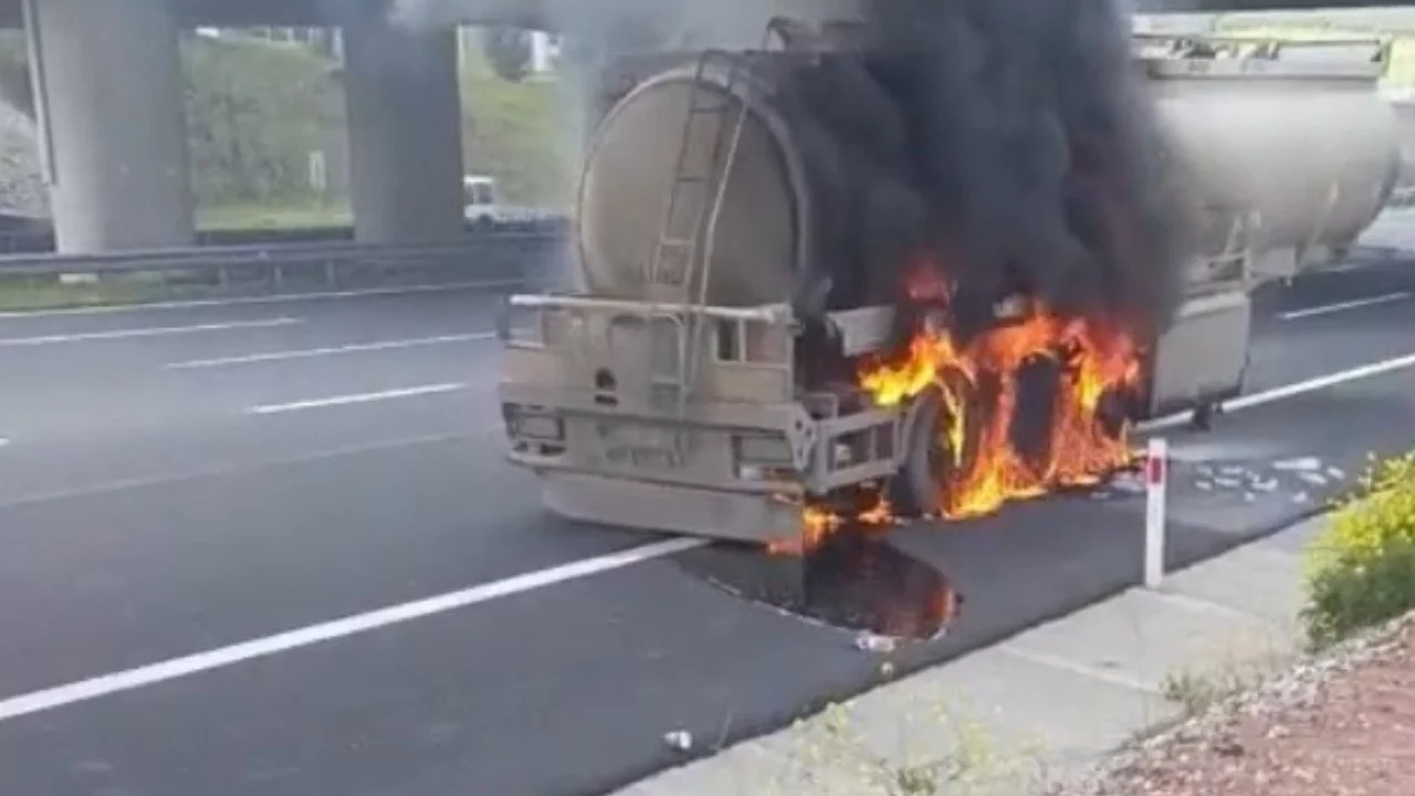 Osmaniye'de mazot y&uuml;kl&uuml; tanker alev aldı