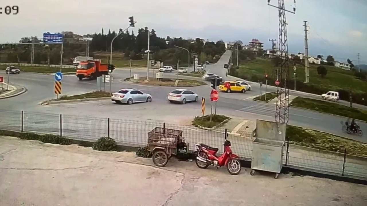 Tofaş'ın kırmızı ışık ihlaliyle gelen kaza kamerada