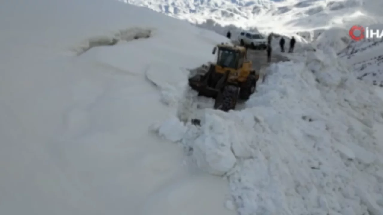 Bitlis'te 5 metreyi bulan karda yol a&ccedil;ma &ccedil;alışması