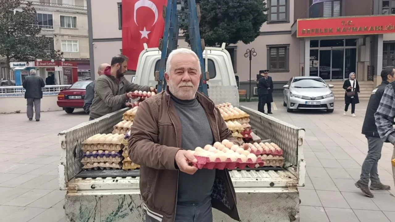 12 bin k&ouml;y yumurtasını meydanda &uuml;cretsiz dağıttı
