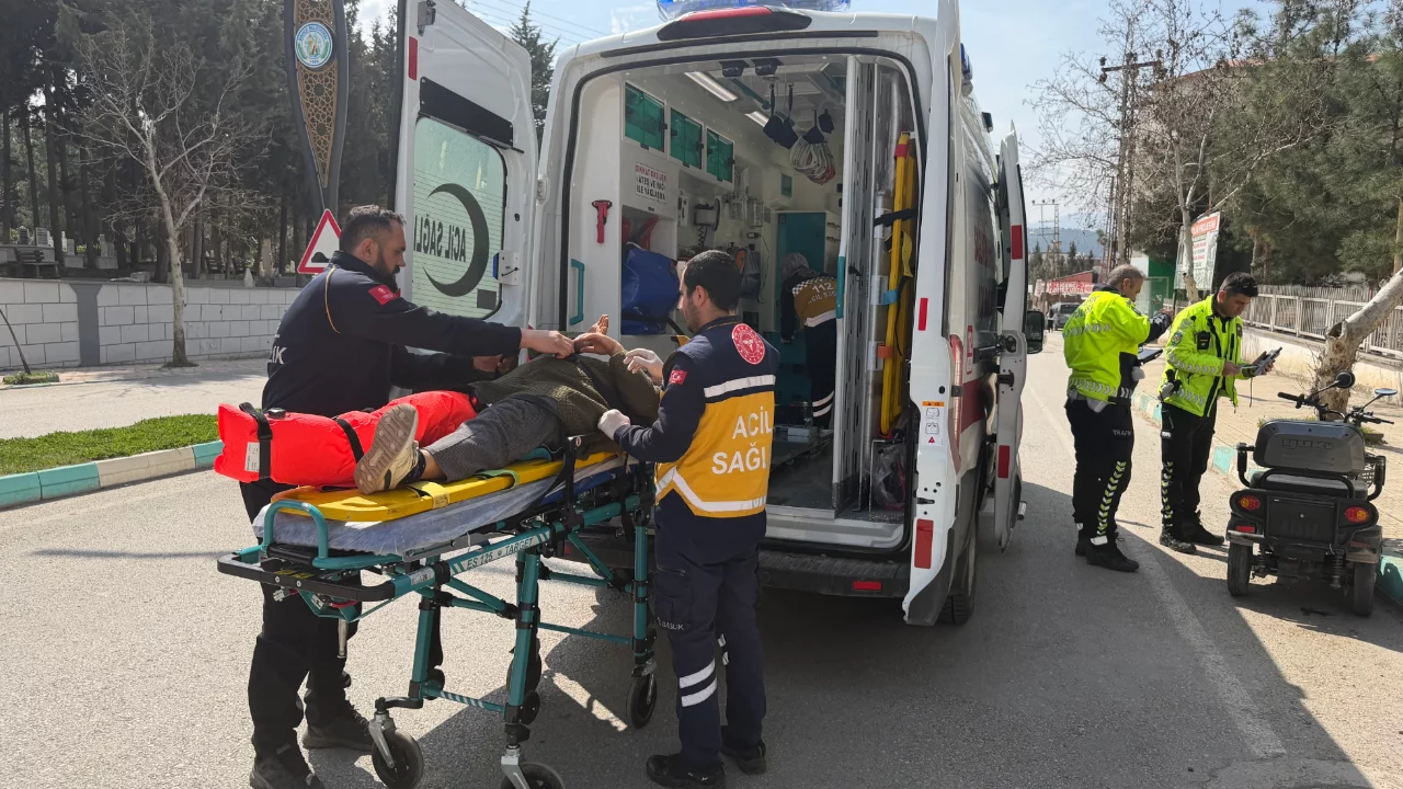 Kontrolden &ccedil;ıkan şarjlı motosiklet kaldırıma &ccedil;arptı: 1 yaralı