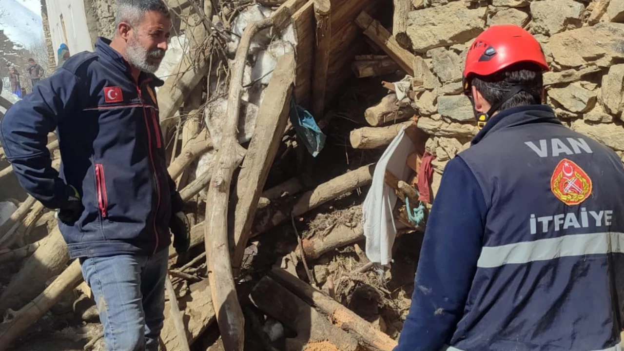 Ahır &ccedil;&ouml;kt&uuml;: 50 kuzu g&ouml;&ccedil;&uuml;k altında kaldı