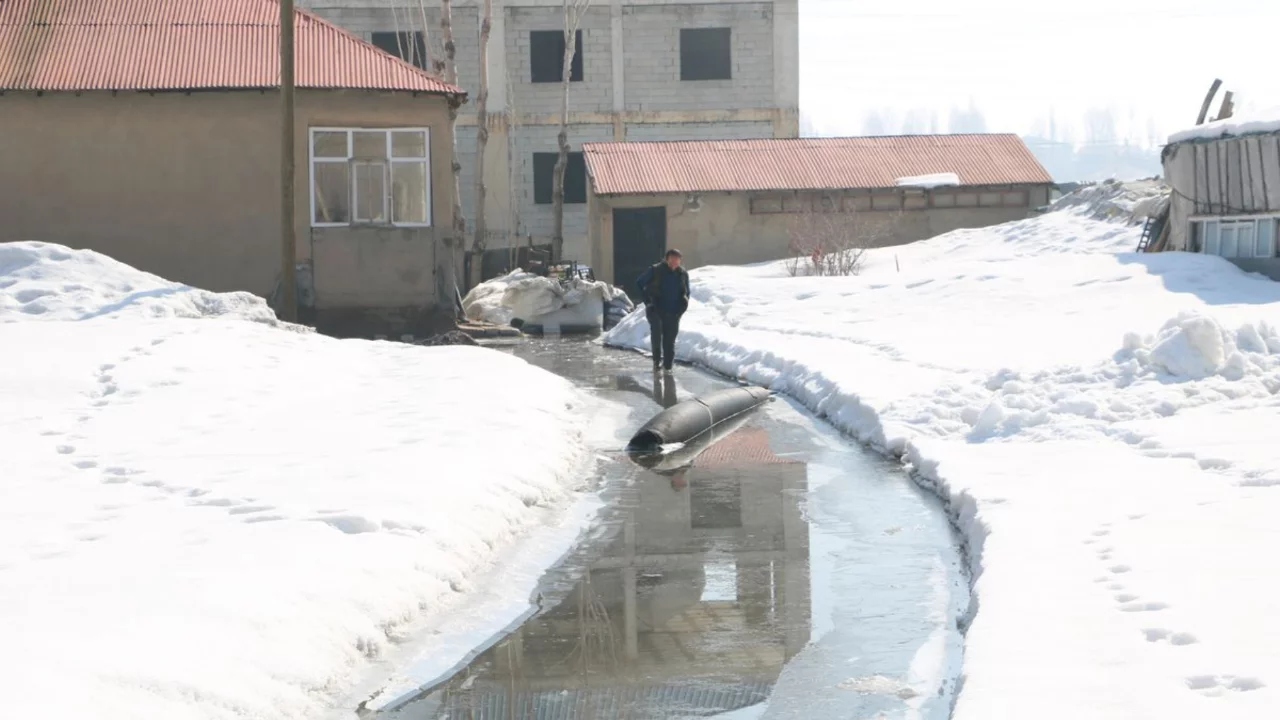 Y&uuml;ksekova'da sağanak sonrası r&ouml;garlar taştı; bazı evleri su bastı
