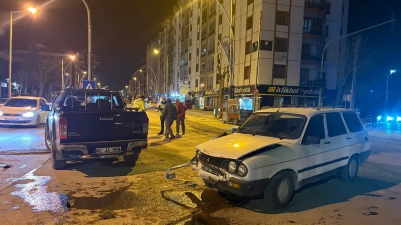 Karapınar'da kamyonet ile otomobil &ccedil;arpıştı: 1 yaralı