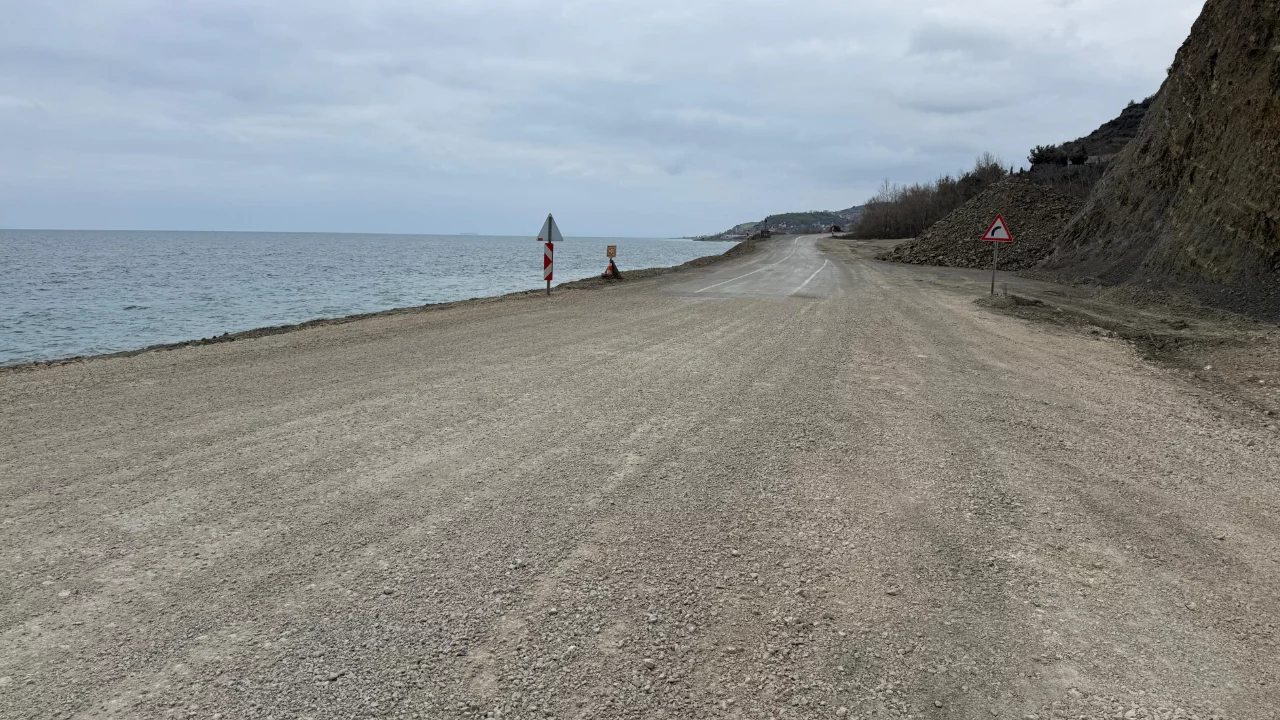 Heyelan sonrası kapanan yol yeniden ulaşıma a&ccedil;ıldı