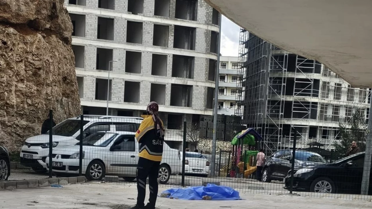 Binanın 10'uncu kat balkonundan d&uuml;şen K&uuml;bra hayatını kaybetti