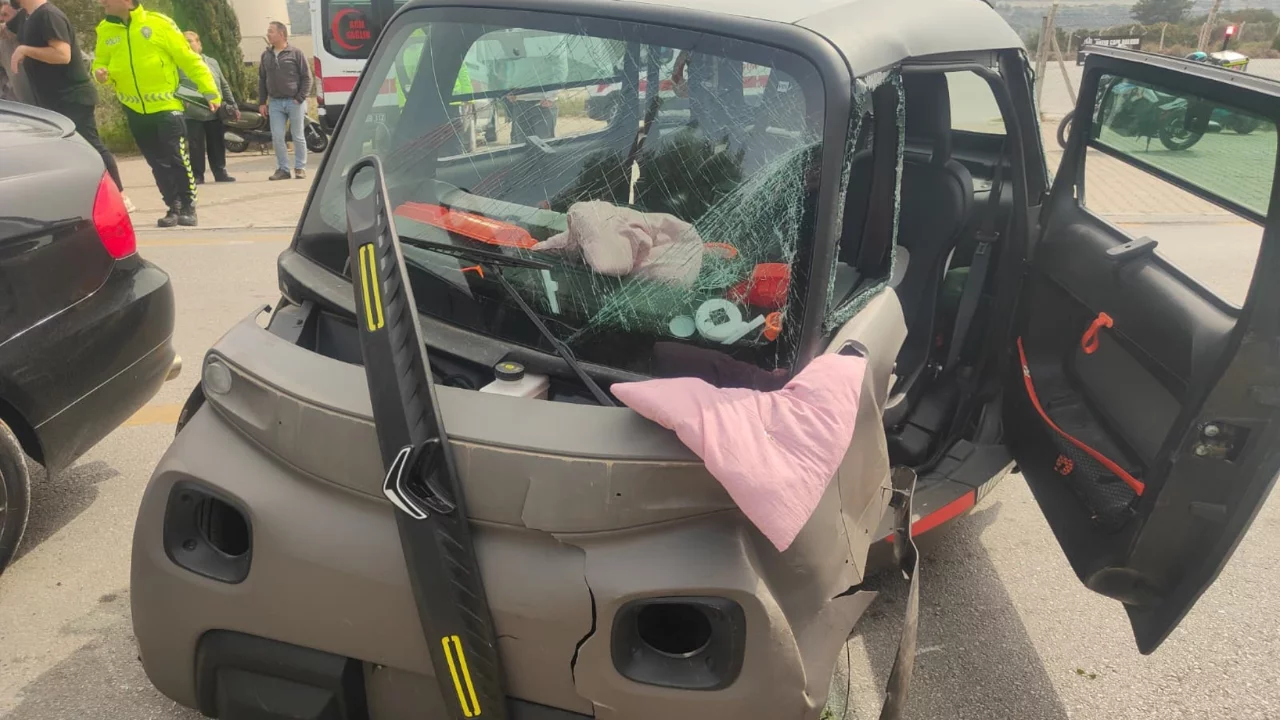 Otomobil ile elektrikli ara&ccedil; kafa kafaya &ccedil;arpıştı: 4 yaralı