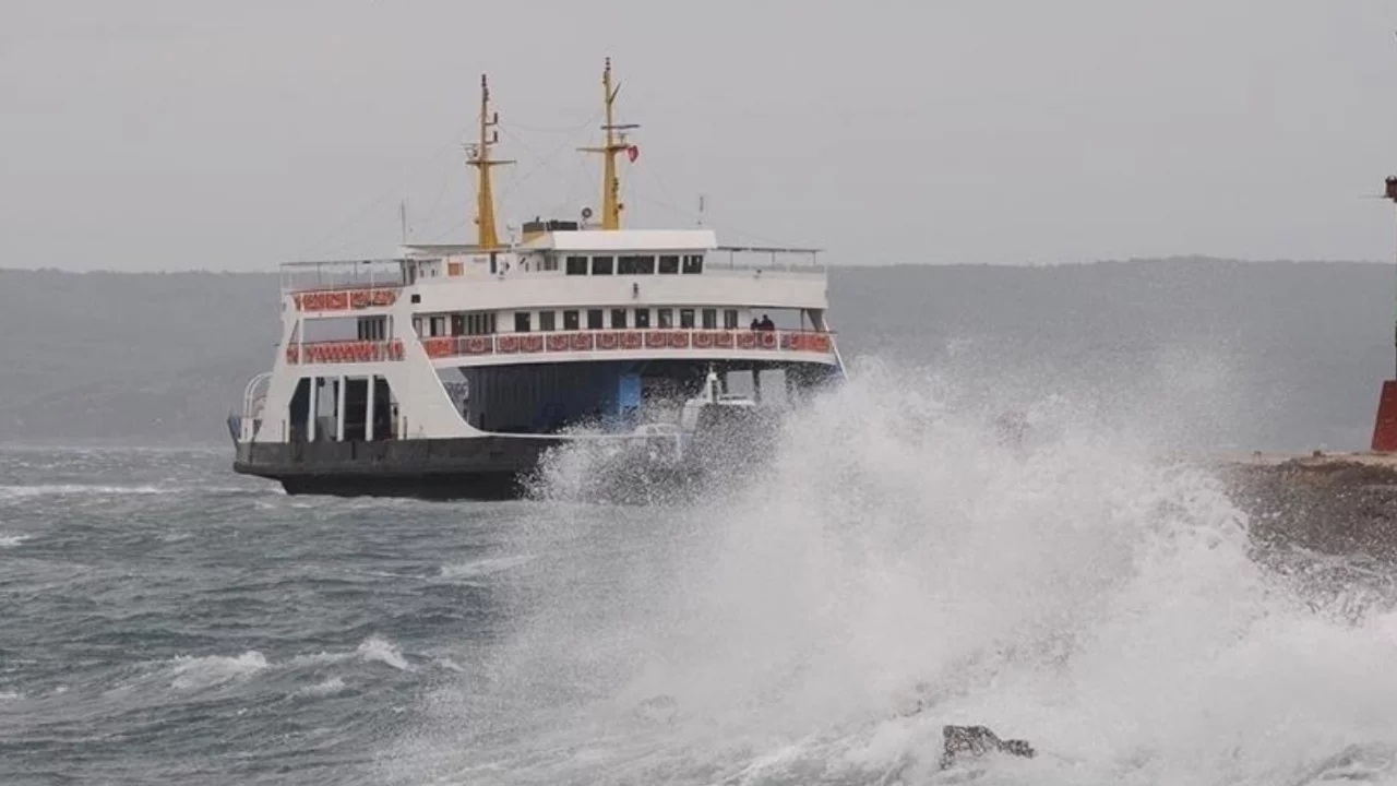 G&ouml;k&ccedil;eada ve Bozcaada feribot seferlerine fırtına engeli