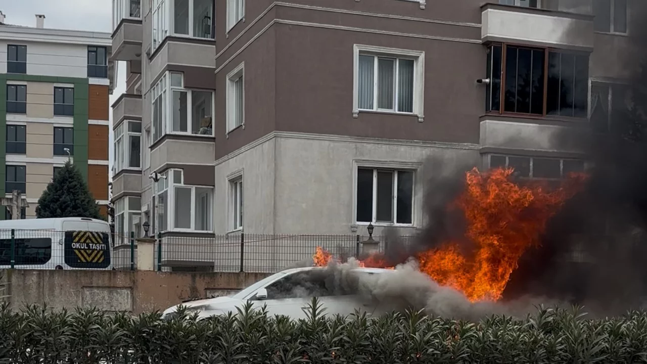Tekirdağ'da korku dolu anlar: Otomobil bir anda alev topuna d&ouml;nd&uuml;