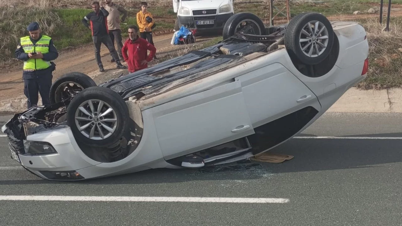 Elazığ'da otomobil ters d&ouml;nd&uuml;: 2 yaralı