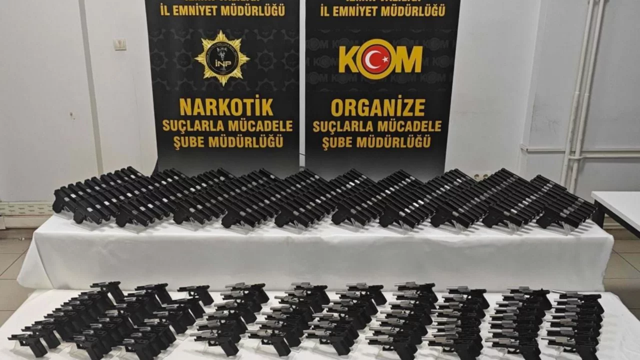 İzmir'de 149 ruhsatsız tabanca bulundu; 2 g&ouml;zaltı