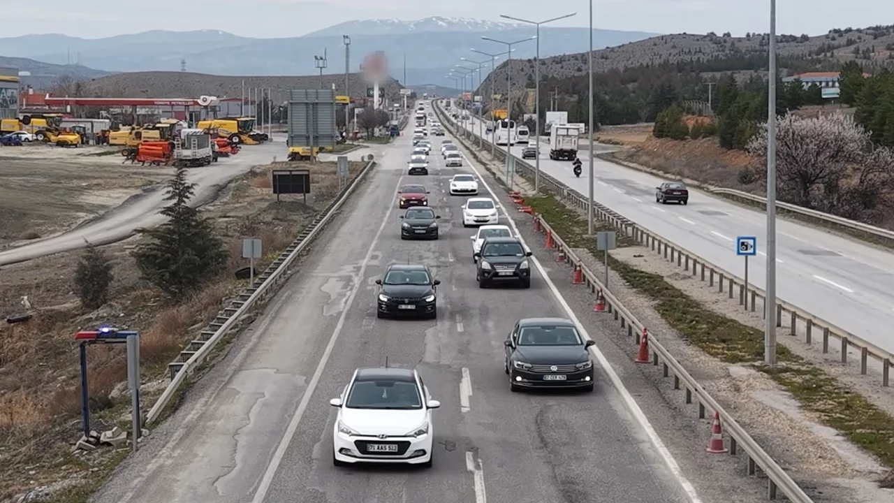 Bayram yolculuğu başladı: 43 ilin ge&ccedil;iş g&uuml;zergahında trafik hareketliliği arttı