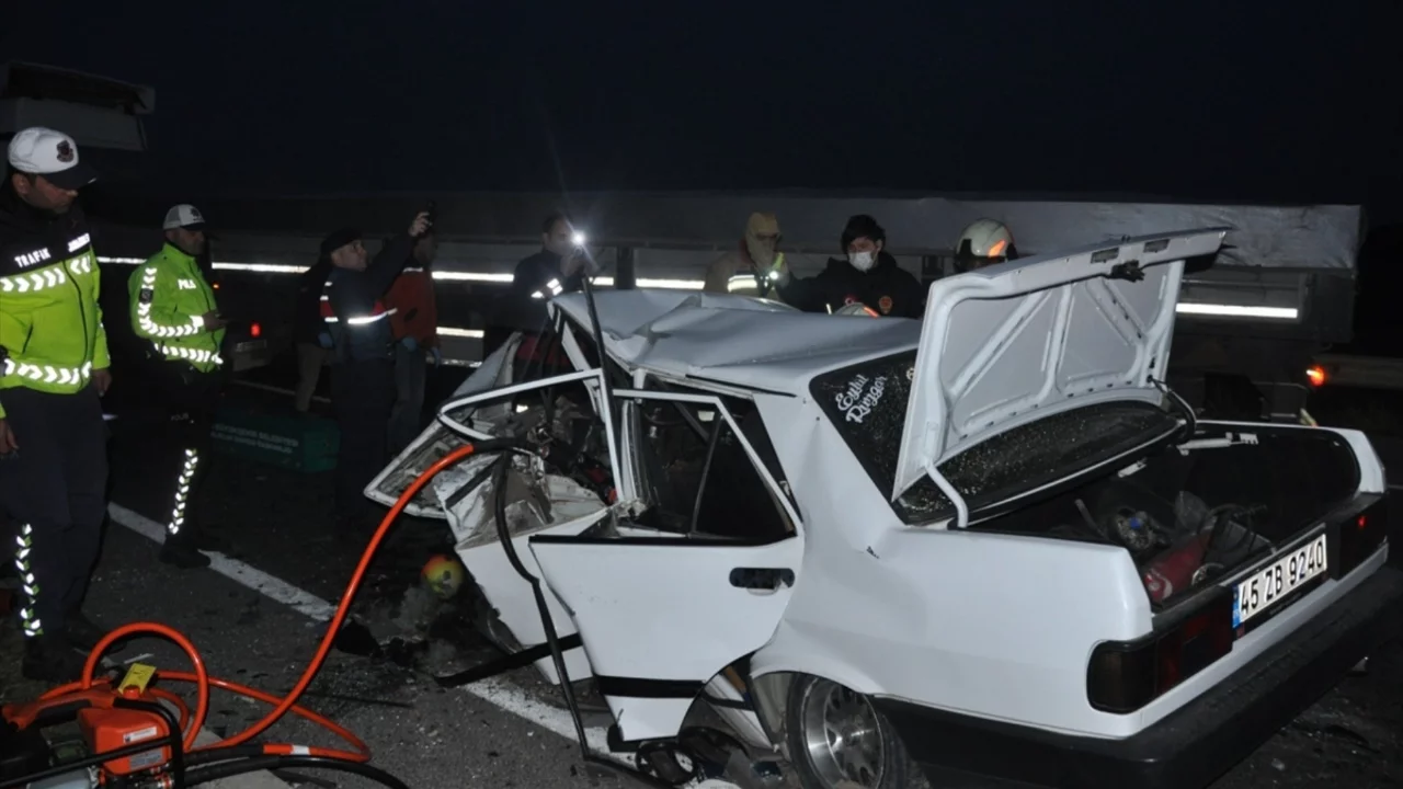 Manisa'da &uuml;&ccedil; otomobilin karıştığı kazada &ouml;l&uuml; ve yaralılar var...