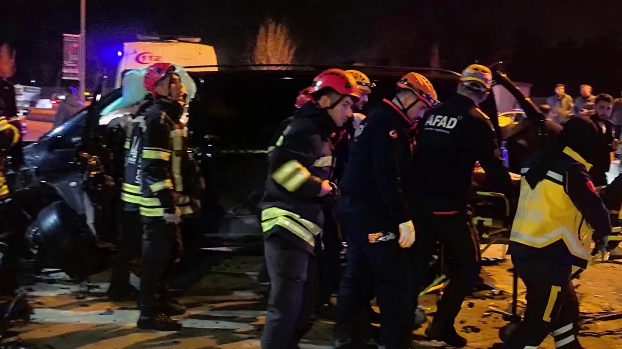 Feci kaza: Kavşak adeta savaş alanına d&ouml;nd&uuml;