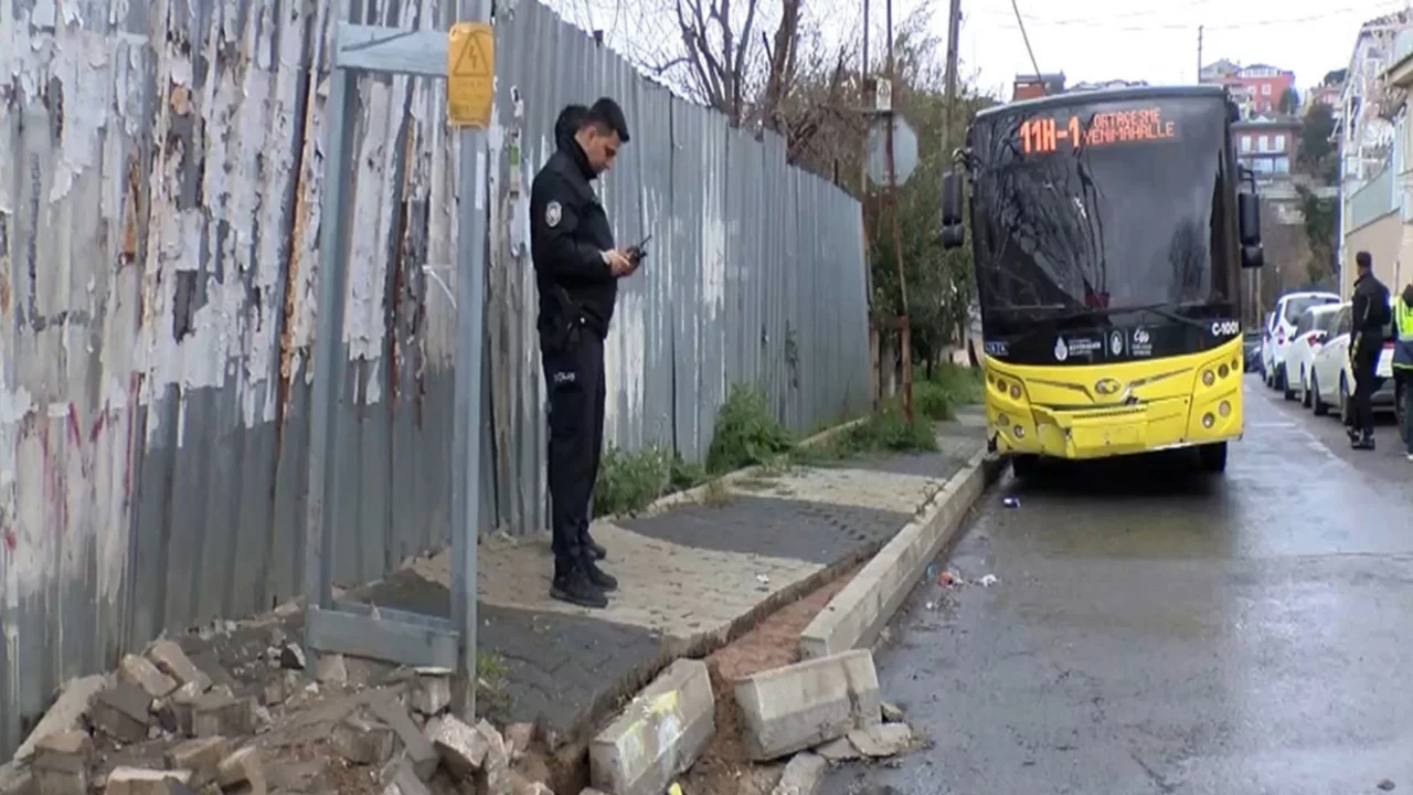 Beykoz'da İETT otob&uuml;s&uuml; aydınlatma direğine &ccedil;arptı: 4 yaralı