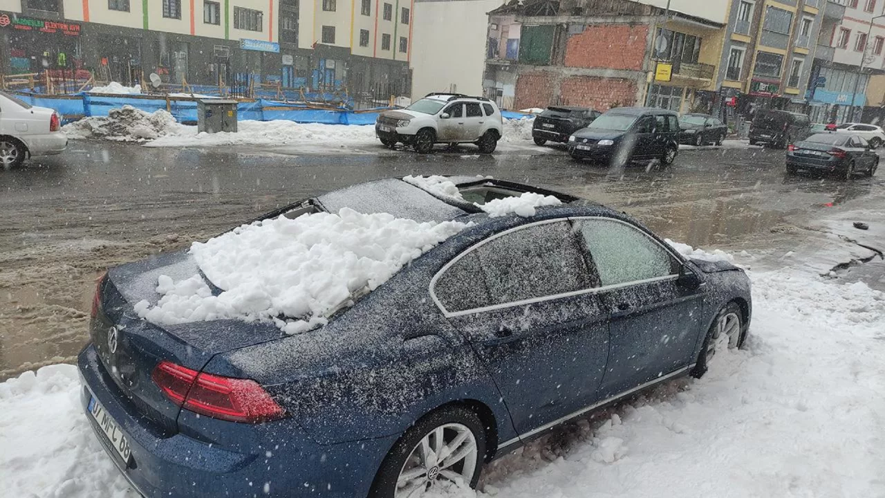 &Ccedil;atıdan d&uuml;şen kar k&uuml;tlesi aracı pert etti
