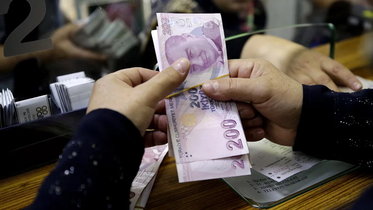 Emeklilerin bayram ikramiye &ouml;demeleri bug&uuml;n tamamlanacak