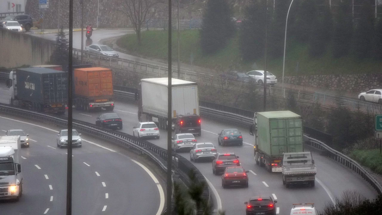 TEM'de bayram yoğunluğu başladı: Trafik akıcı seyrediyor
