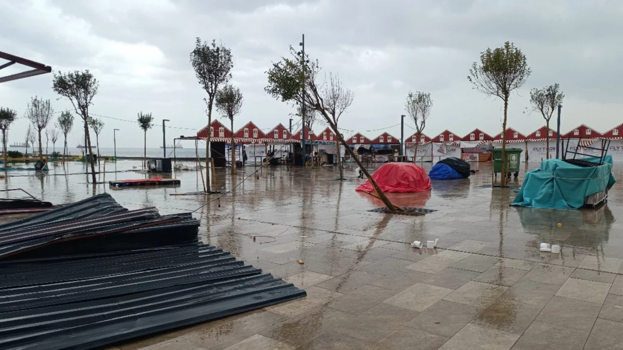 Fırtına direkleri devirdi, 2 ara&ccedil; zarar g&ouml;rd&uuml;