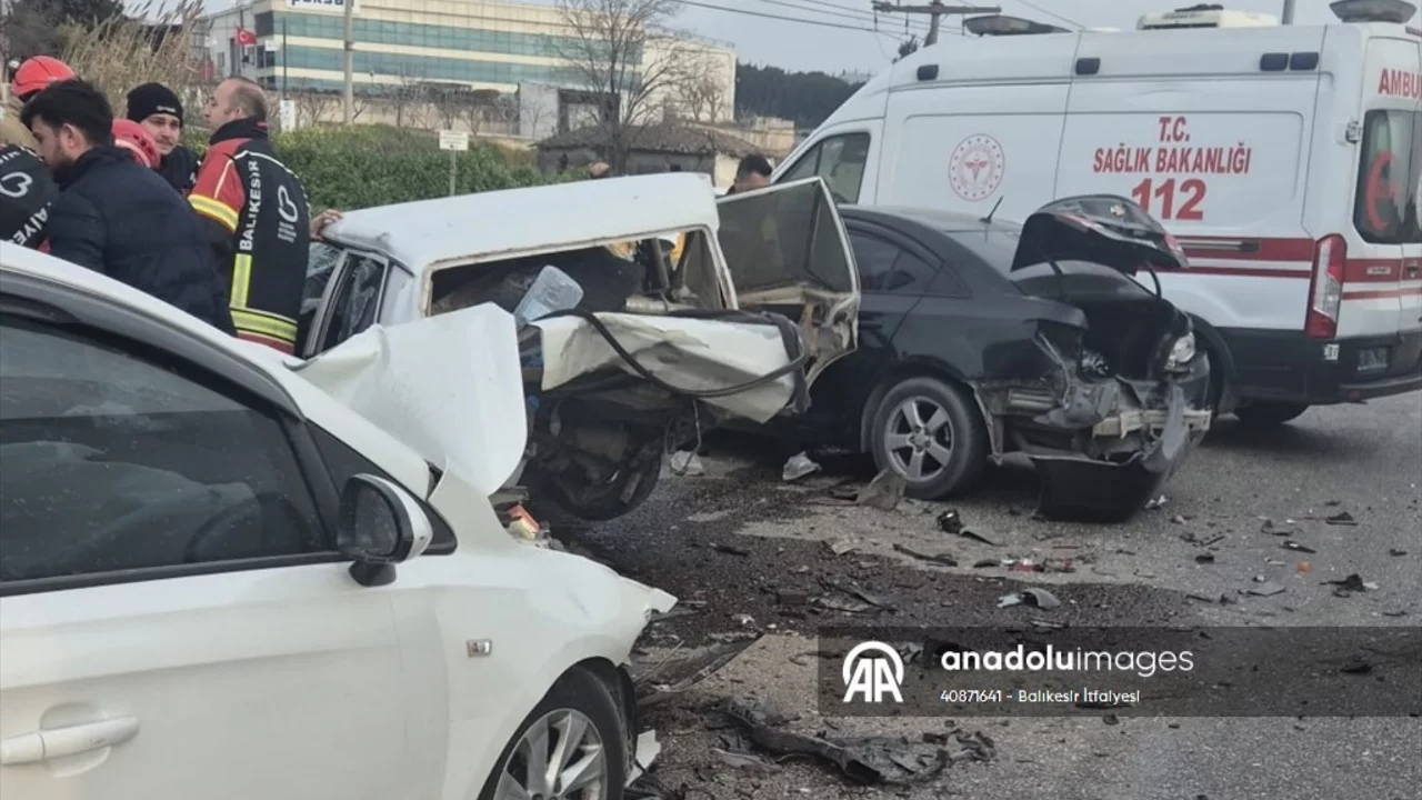 Balıkesir'de 4 otomobilin karıştığı kazada 1 kişi &ouml;ld&uuml;, 1 kişi yaralandı