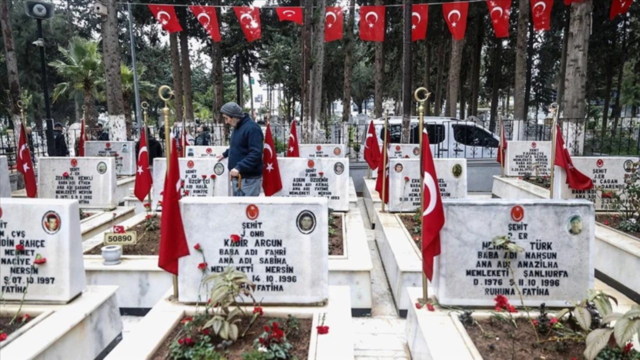 Ramazan Bayramı arifesinde şehitlikler ziyaret edildi