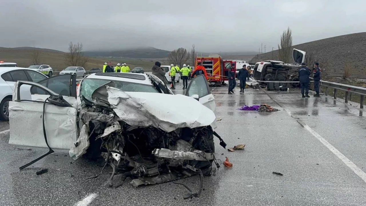 Otomobil, hafif ticari araca &ccedil;arptı; baba ve oğlu &ouml;ld&uuml;, 4 yaralı