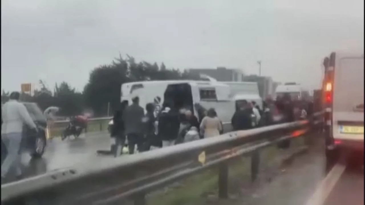 D-100 karayolunda minib&uuml;s devrildi: &Ouml;l&uuml; ve yaralılar var