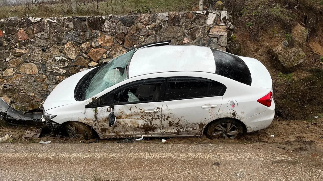 Bursa'da kontrolden çıkarak duvara çarptı! Çok sayıda y...