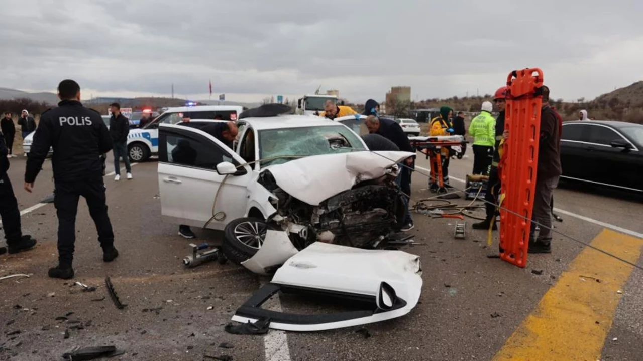 Nevşehir'de zincirleme trafik kazası: &Ouml;l&uuml;ler ve yaralılar var
