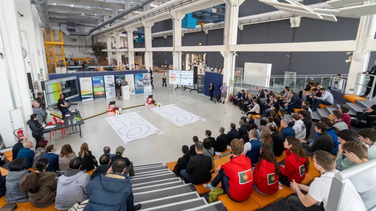 Bursalı öğrenciler Çekya'daki robot yarışmasında derece...