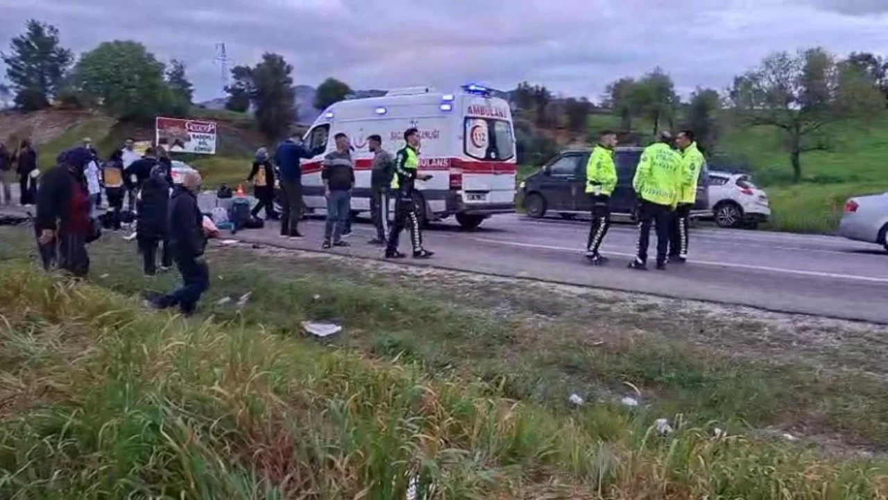 Bayram yolunda feci kaza: Otomobiller kafa kafaya &ccedil;arpıştı, 7 kişi yaralandı