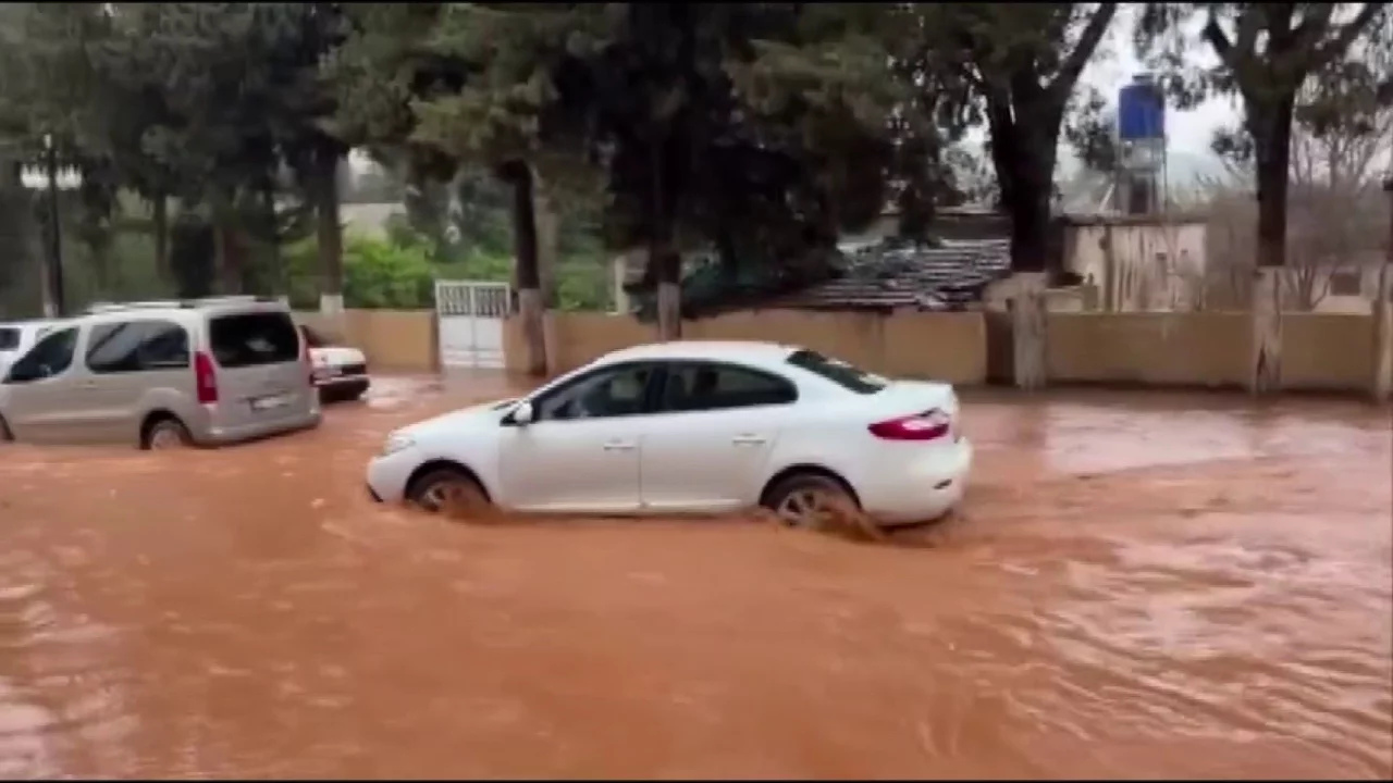 Sağanak etkili oldu: Yollar g&ouml;le d&ouml;nd&uuml;, otelin oto parkını su bastı
