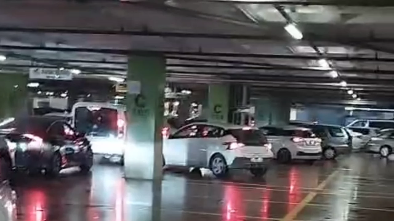 Bursa'da AVM protestosu! Yüzlerce araç korna bastı