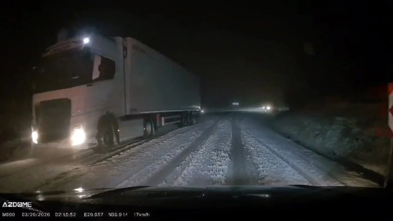 Bursa'da etkili olan kar yağışı sürücülere zor anlar ya...