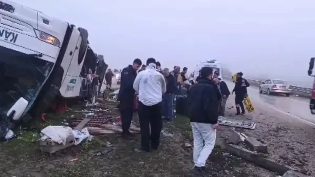 Bayram sabahı korkunç kaza: Yolcu otobüsü devrildi! Ölü ve yaralılar var...