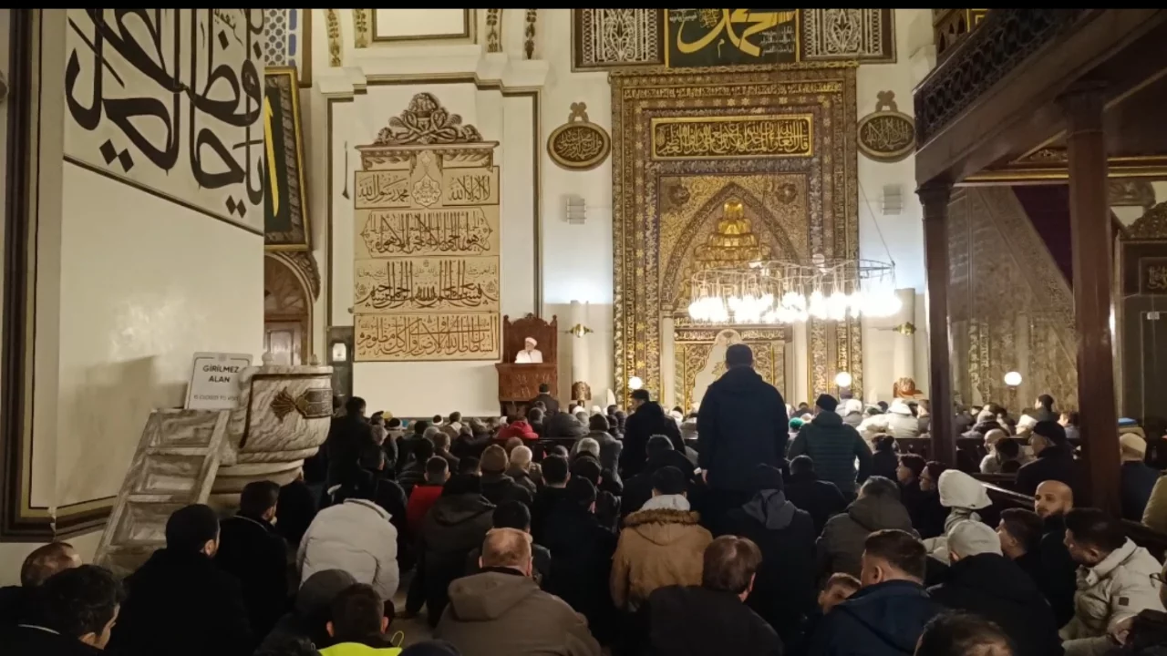 626 yıllık Ulu Cami'de bayram namazı kılındı!