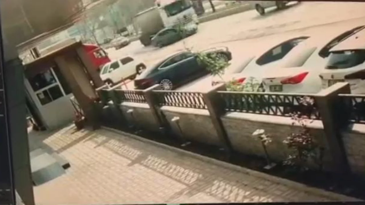 Bursa'da faciadan dönüldü: Tır otomobili metrelerce sür...