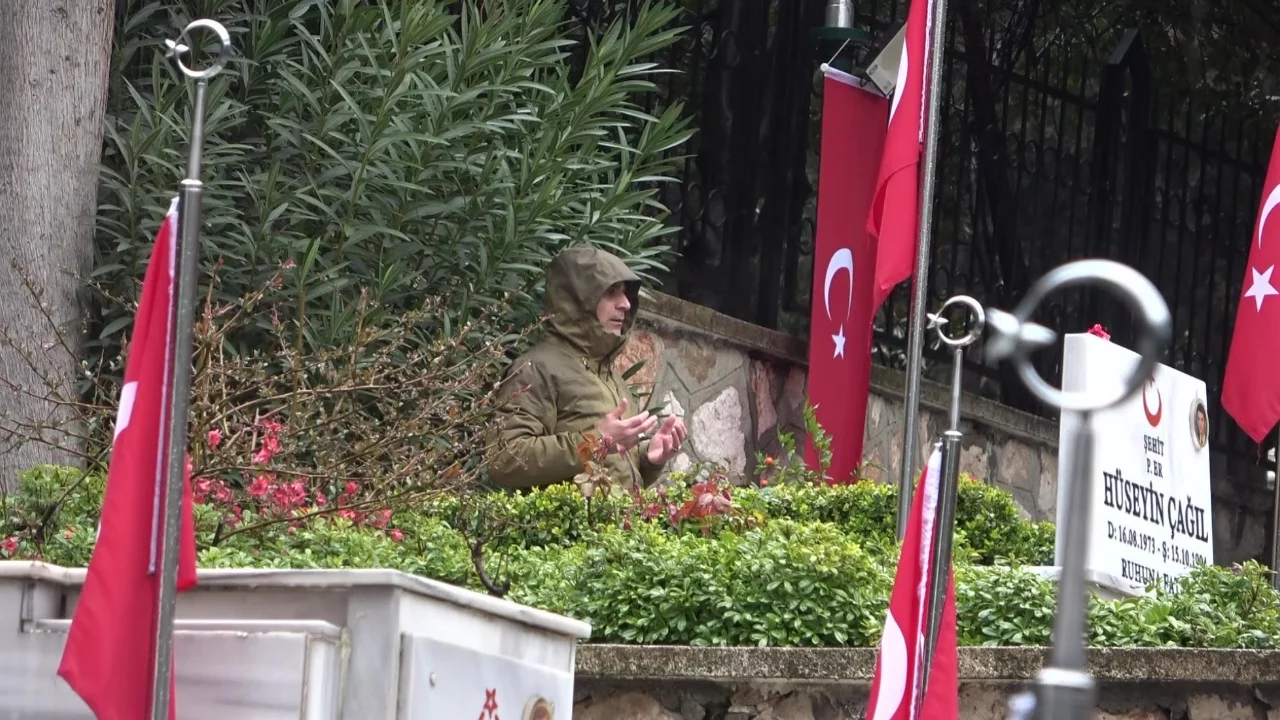 Bursa'da bayramda şehitlikte duygusal buluşma!