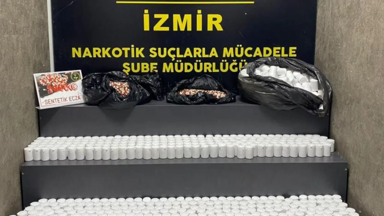 İzmir'de bir ara&ccedil;ta 84 bin sentetik ecza ele ge&ccedil;irildi