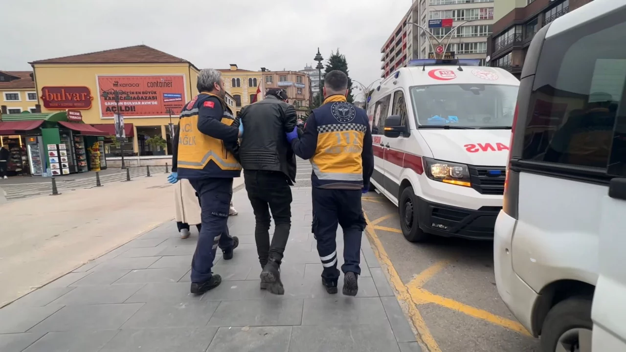 Dolmuşta fenalaşan yolcu hastaneye kaldırıldı