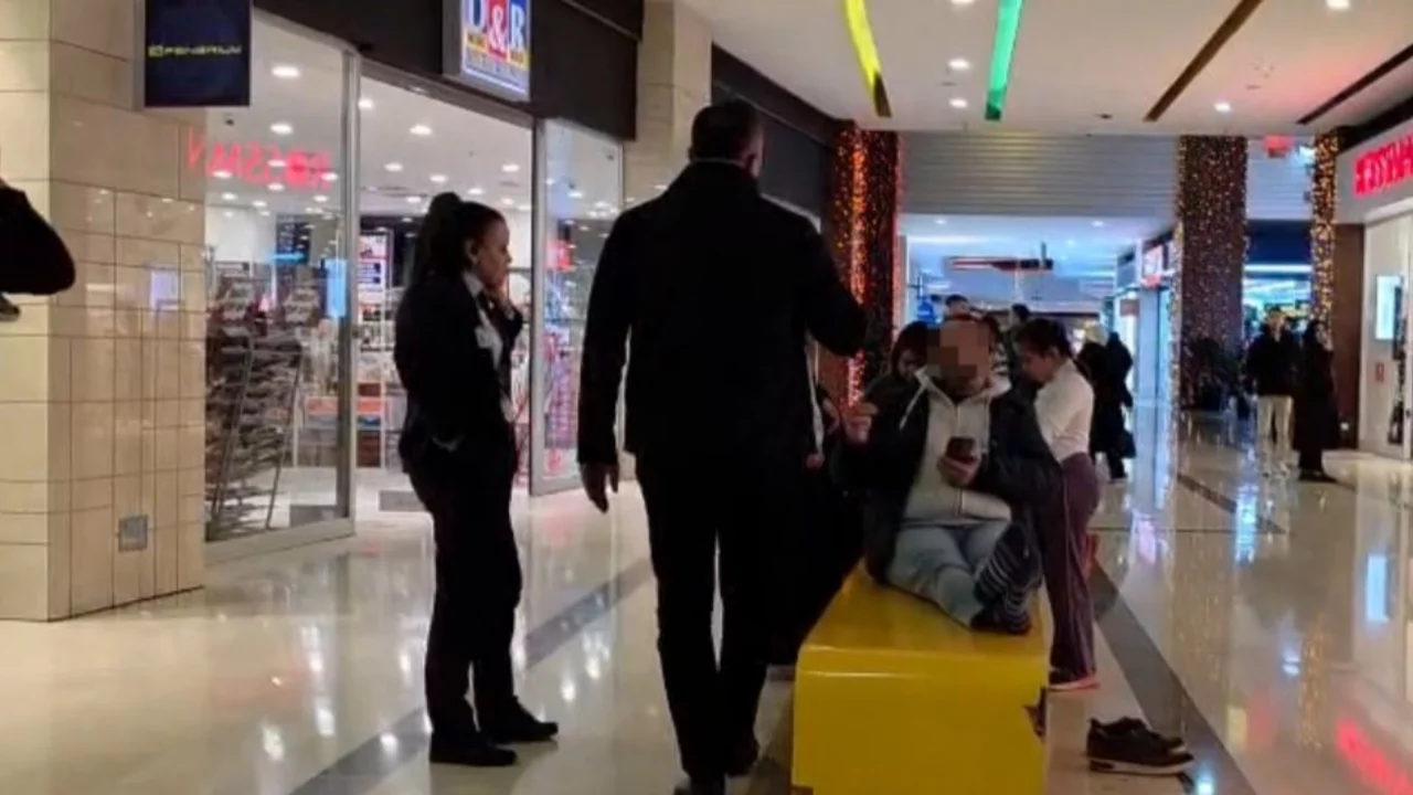 Bursa'da ilginç manzara! AVM'yi evine çevirdi