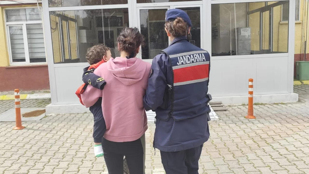 Yedi ayrı su&ccedil;tan aranıyordu, kucağında bebeğiyle hapse girdi